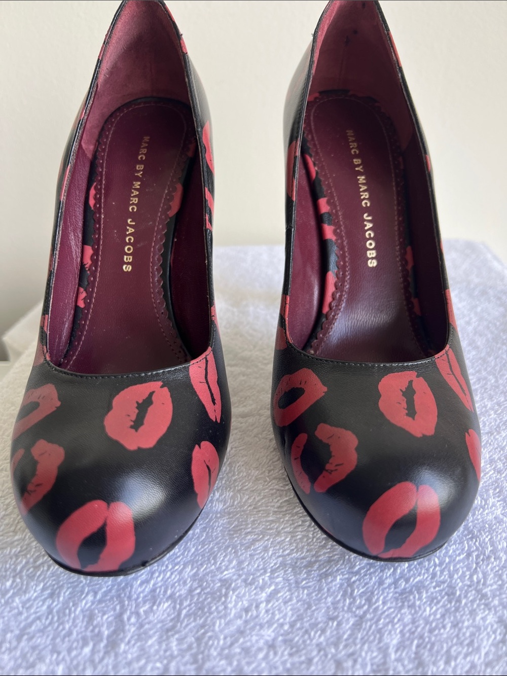 Marc by Marc Jacobs Black Pumps with Red Lip Motif